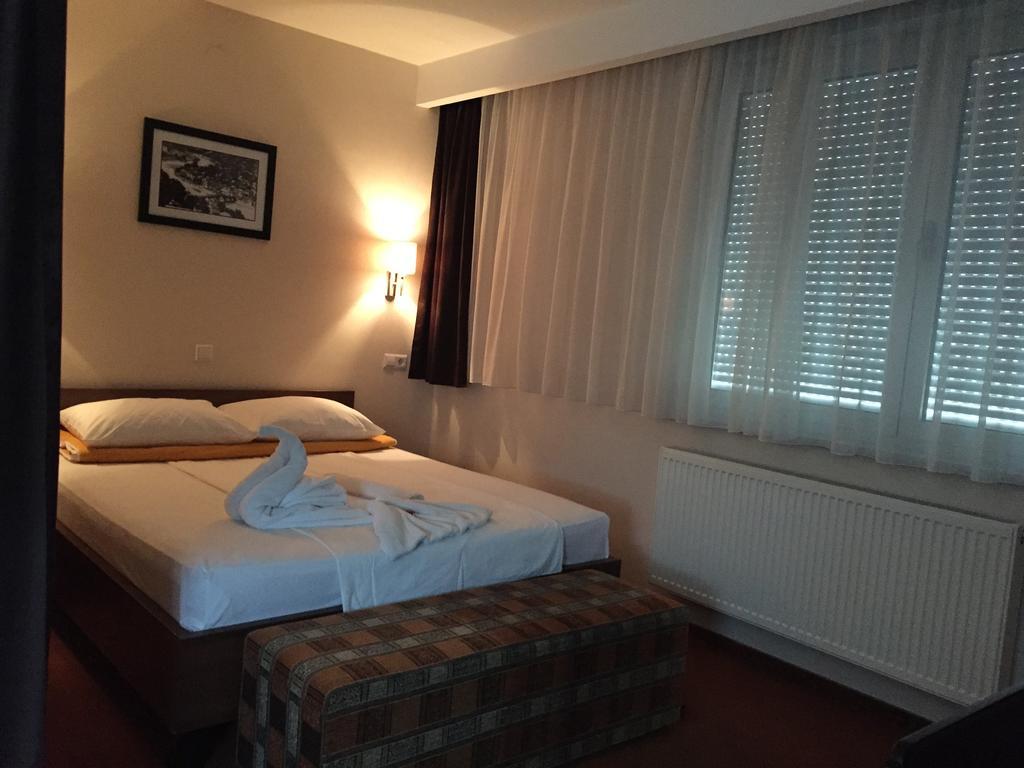 Hotel Oaza Конич Екстериор снимка