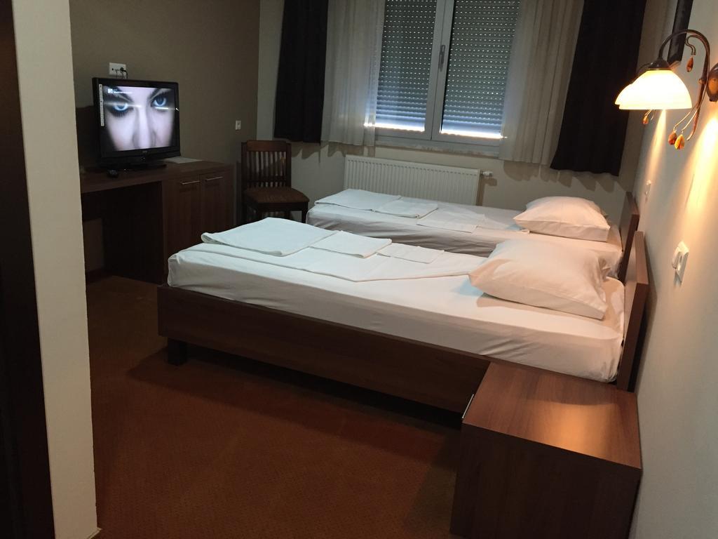 Hotel Oaza Конич Екстериор снимка
