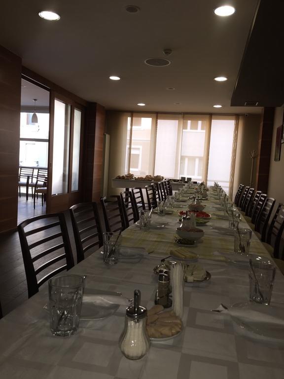 Hotel Oaza Конич Екстериор снимка
